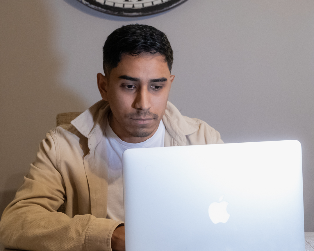 Christian Reynaltt trabajando en proyectos de inteligencia artificial